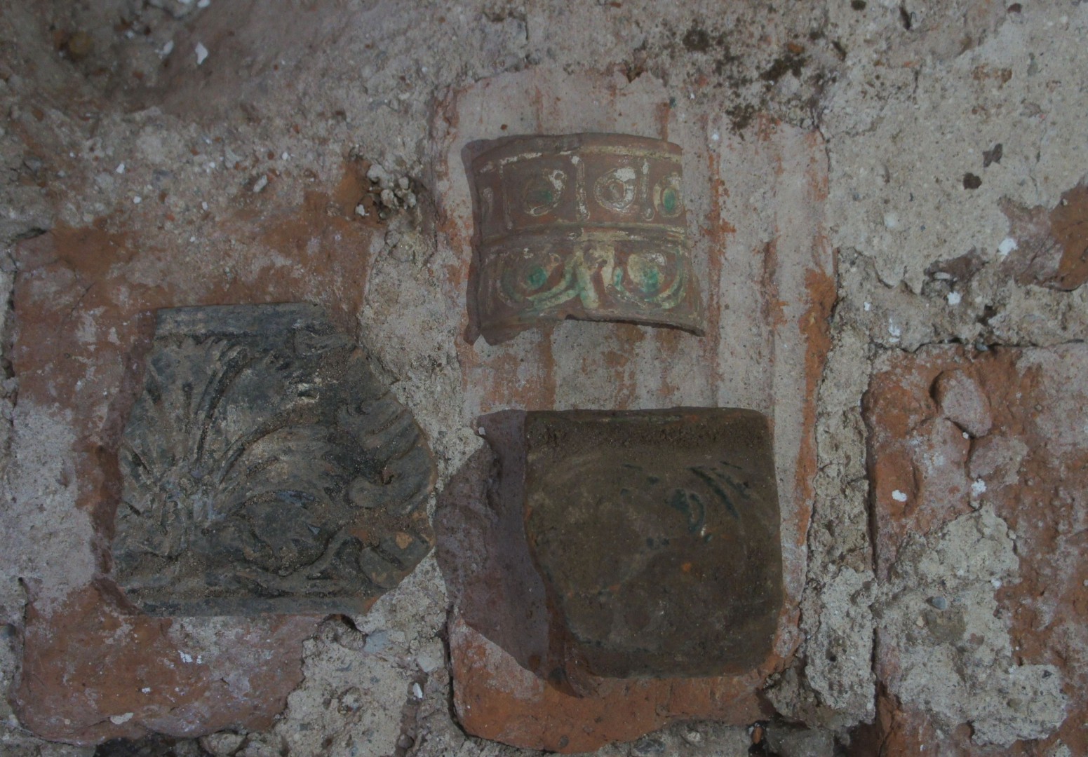 Archeolodzy wr&oacute;cili na człuchowski zamek. Znaleźli monetę sprzed 400 lat, kafle i fragmenty naczyń