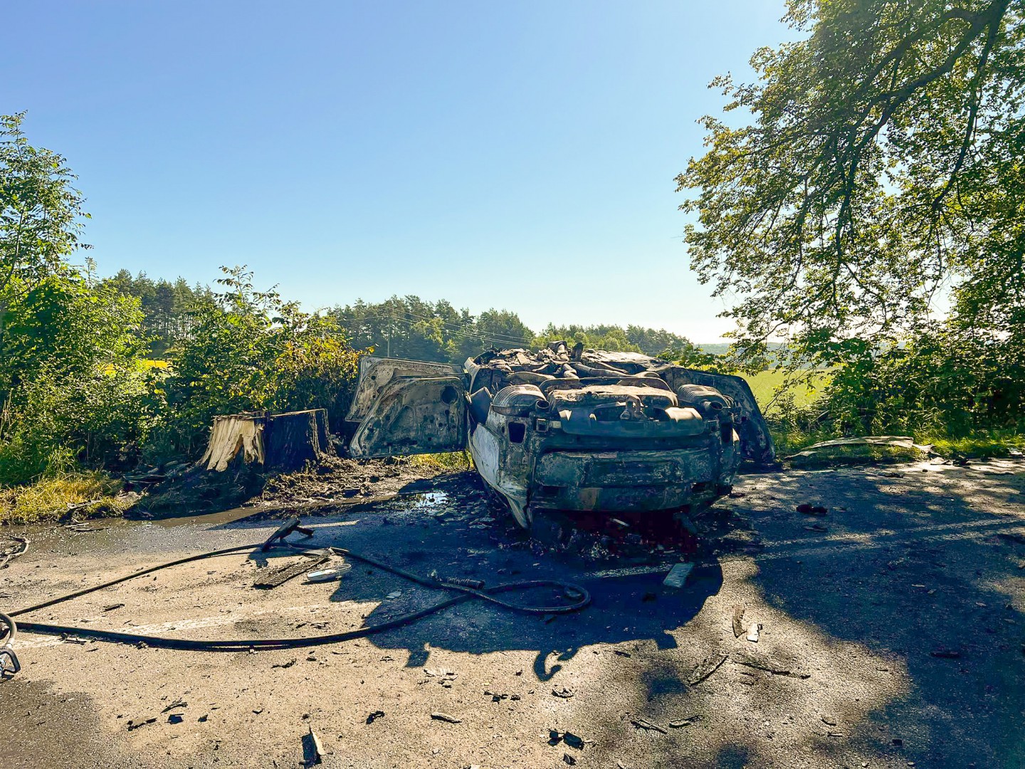 Tragiczny wypadek w powiecie kościerskim. W samochodzie po dachowaniu spłonęły dwie osoby (AKTUALIZACJA, FOTO)