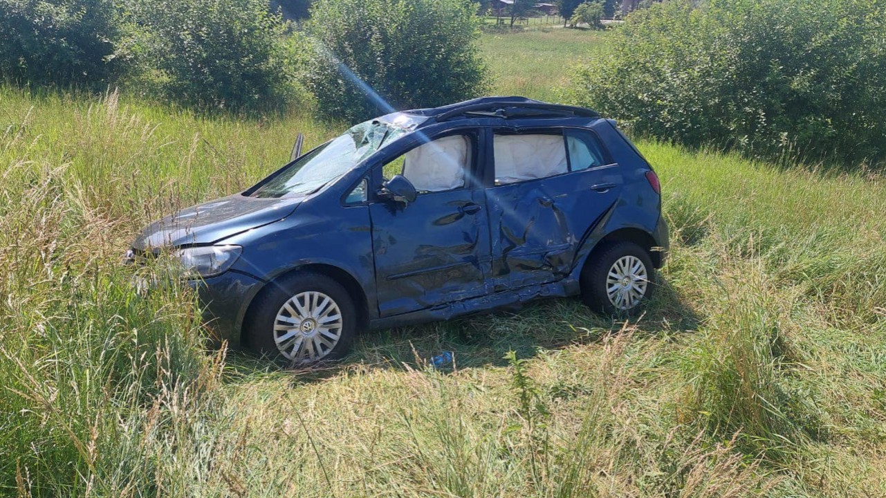 Zderzenie ciężar&oacute;wki i auta osobowego na drodze krajowej "21" w Suchorzu. Kierowca volkswagena trafił do szpitala