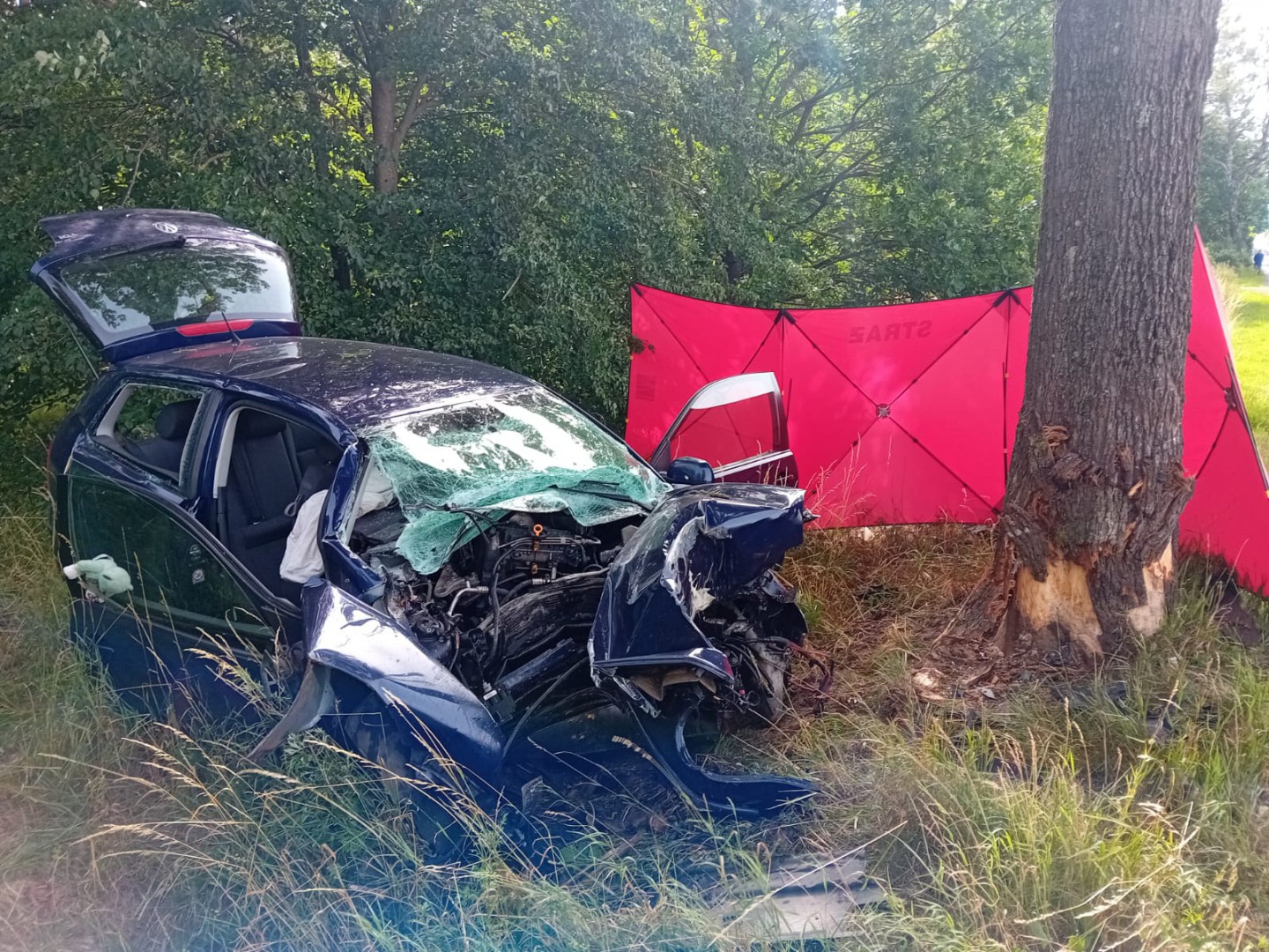 Mieszkanka gminy Czarne zginęła w wypadku w okolicach Raciniewa. Kierowany przez nią samoch&oacute;d uderzył w drzewo (FOTO, AKTUALIZACJA)