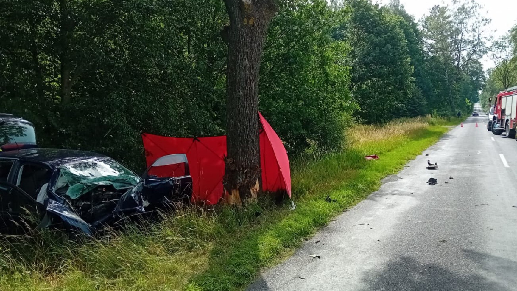 Mieszkanka gminy Czarne zginęła w wypadku w okolicach Raciniewa. Kierowany przez nią samoch&oacute;d uderzył w drzewo (FOTO, AKTUALIZACJA)