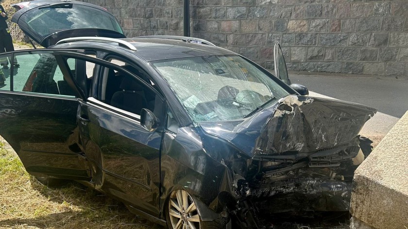 Samochód osobowy uderzył w wiadukt na ul. Angowickiej w Chojnicach. Kierowca pojazdu trafił do szpitala