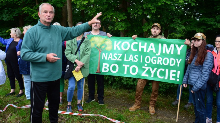 &quotChcemy jaru, nie zbiornika".  W Chojnicach odbył się protest przeciwko planom budowy zbiornika retencyjnego na skraju Lasku Miejskiego