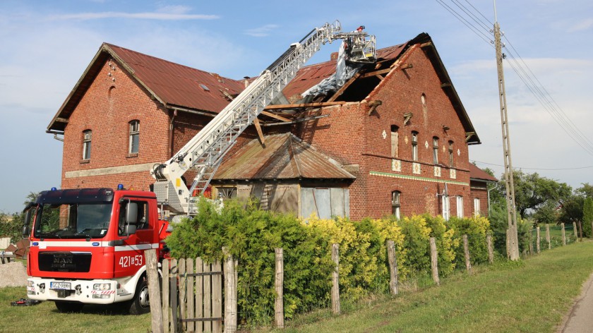 Kilka uszkodzonych i jeden częściowo zerwany dach po burzy w gminie Debrzno. Najbardziej ucierpiał budynek w Uniechowie FOTO, AKTUALIZACJA
