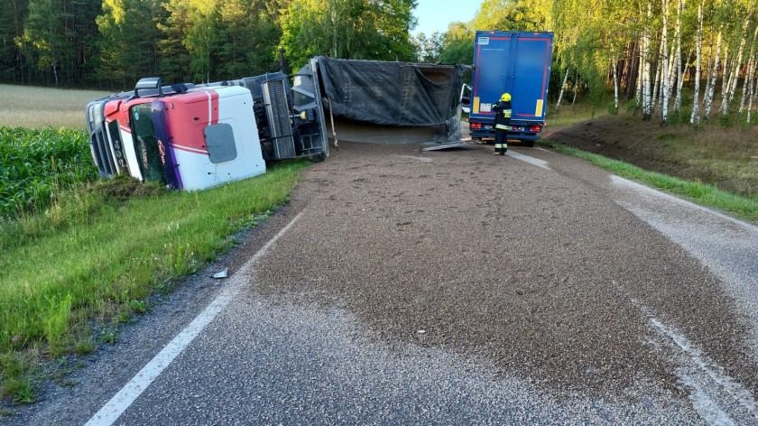 Jedna osoba trafiła do szpitala po wypadku na granicy powiatów bytowskiego i chojnickiego. Na drodze wojewódzkiej nr 212 zderzyły się dwa TIR-y