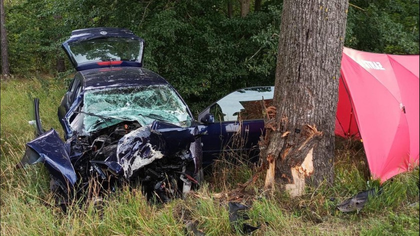 Mieszkanka gminy Czarne zginęła w wypadku w okolicach Raciniewa. Kierowany przez nią samochód uderzył w drzewo FOTO, AKTUALIZACJA