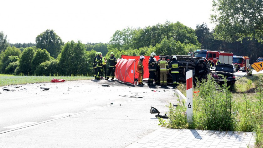 Tragiczny wypadek na drodze 240 w Lubiewicach. Nie żyje jedna osoba AKTUALIZACJA, FOTO