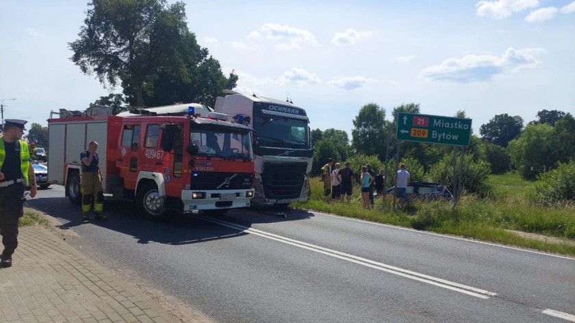 Zderzenie ciężarówki i auta osobowego na drodze krajowej &quot21" w Suchorzu. Kierowca volkswagena trafił do szpitala