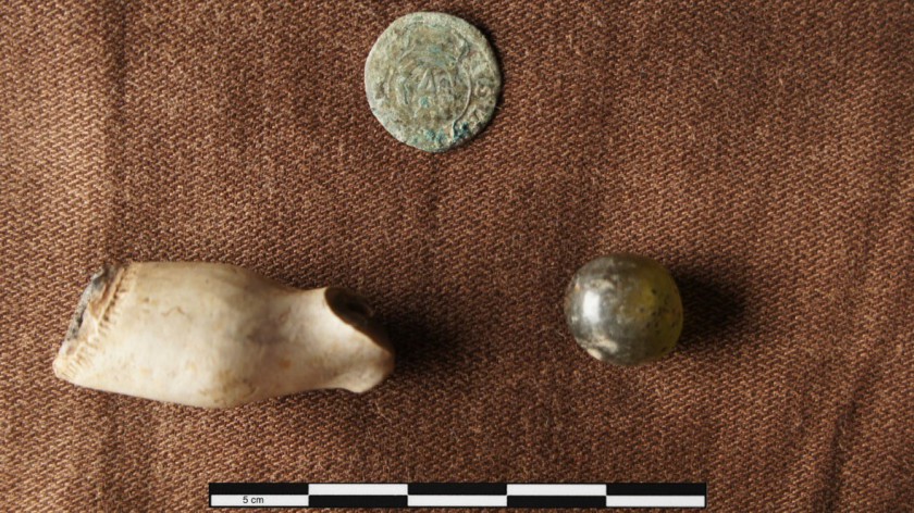 Archeolodzy wrócili na człuchowski zamek. Znaleźli monetę sprzed 400 lat, kafle i fragmenty naczyń