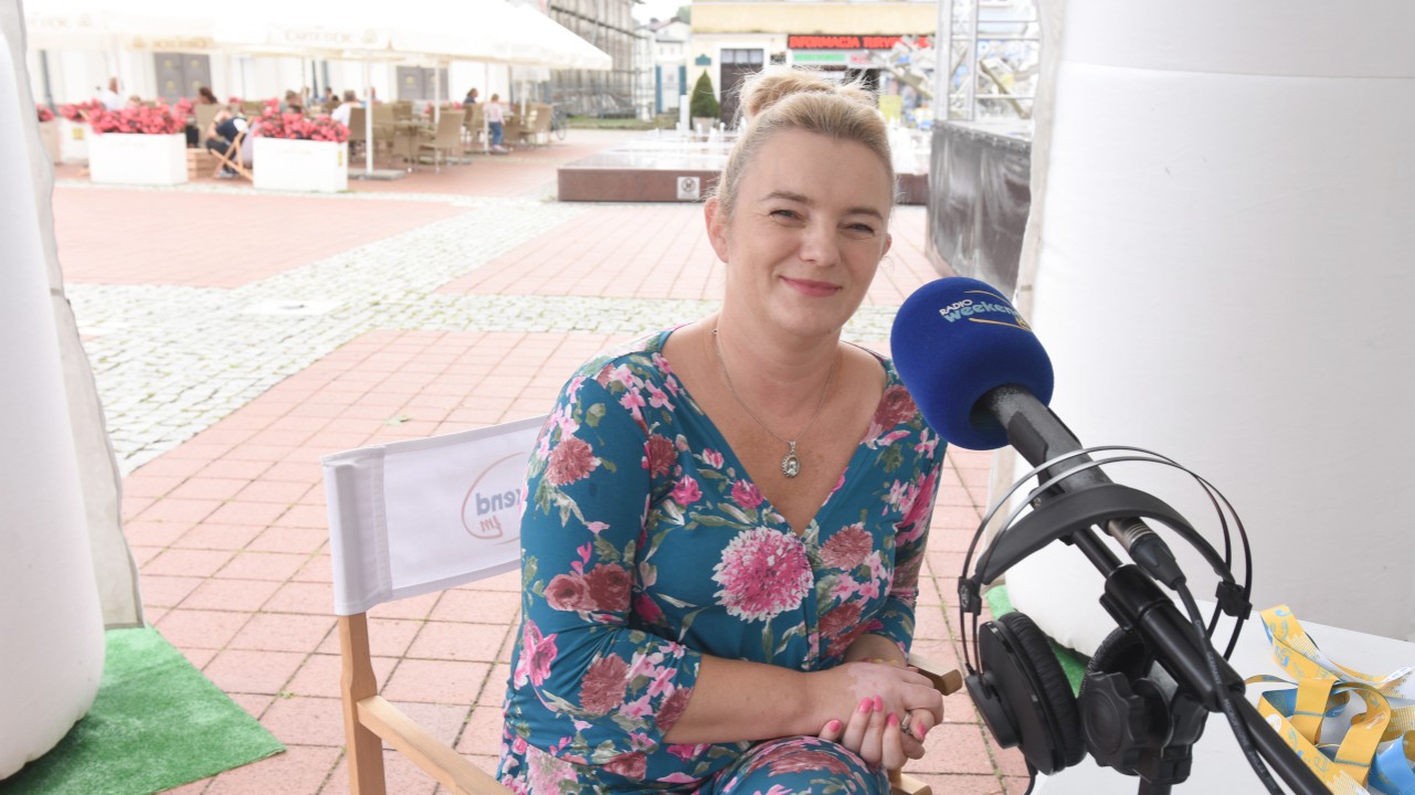 Wakacyjna audycja "Weekend w Bytowie". Mobilne studio Weekend FM gościło na rynku w Bytowie