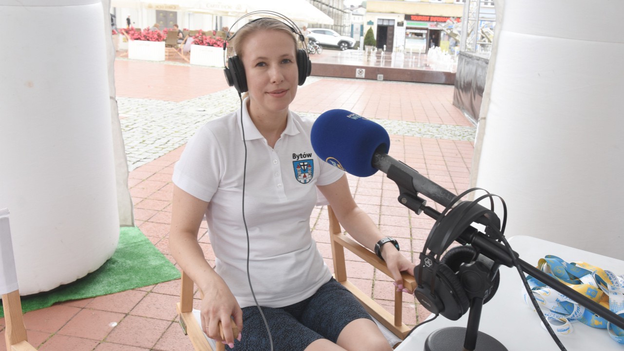 Wakacyjna audycja "Weekend w Bytowie". Mobilne studio Weekend FM gościło na rynku w Bytowie