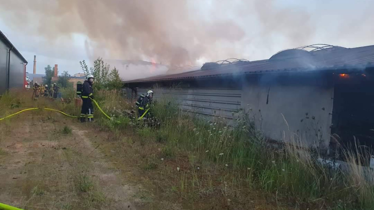 Pożar firmy na ulicy Gdańskiej w Brusach. Na miejscu działało 13 zastęp&oacute;w straży pożarnej