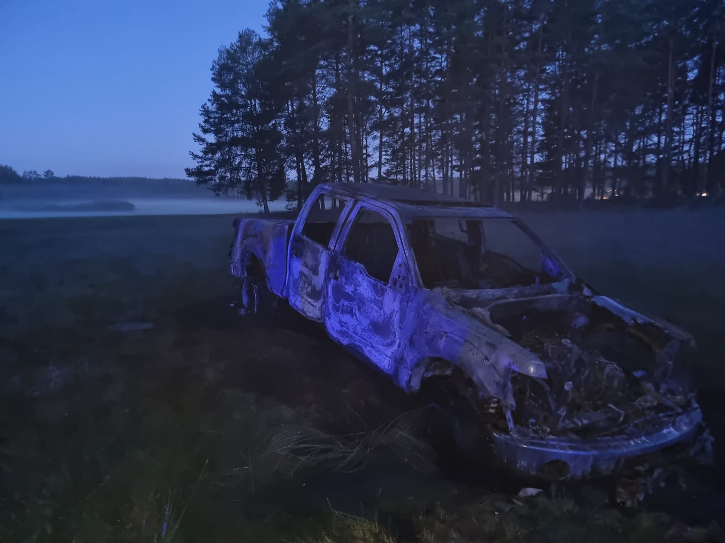 Nocny pożar auta terenowego w Kamionce w gminie Chojnice. Nie było poszkodowanych, ale są spore straty