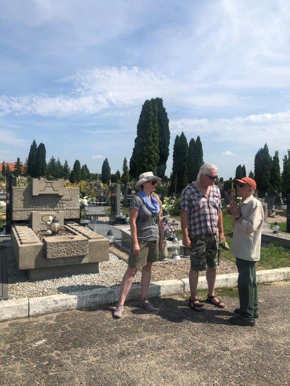 Na chojnickim cmentarzu komunalnym trwa renowacja nagrobk&oacute;w zasłużonych chojniczan