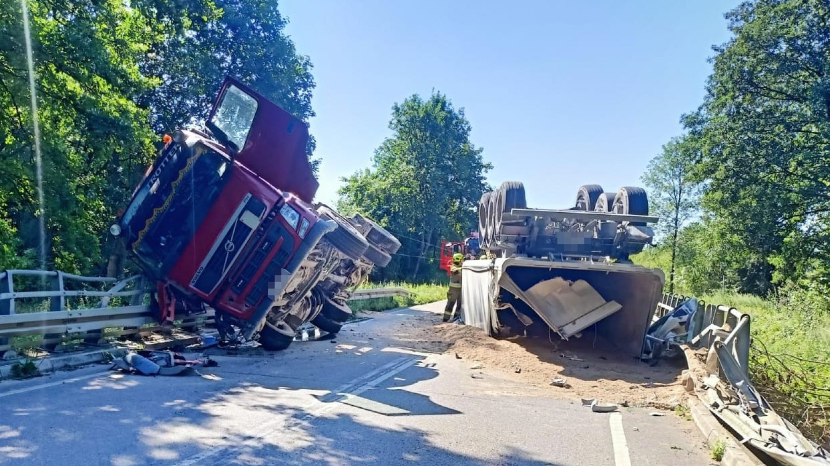 Wypadek na drodze Barkowo - Debrzno. Na moście nad Chrząstową przewr&oacute;ciła się ciężar&oacute;wka z piaskiem (FOTO, AKTUALIZACJA)