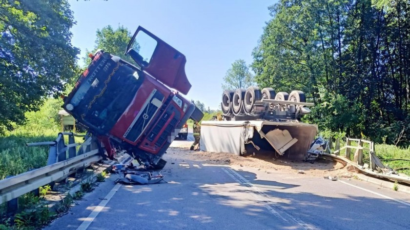Wypadek na drodze Barkowo - Debrzno. Na moście nad Chrząstową przewróciła się ciężarówka z piaskiem FOTO, AKTUALIZACJA