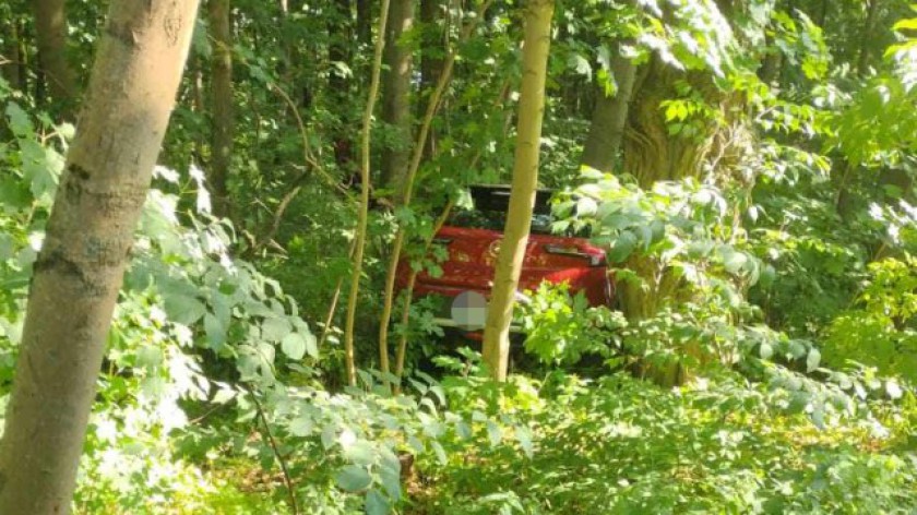 Kolizja na ulicy Podlesie w Chojnicach. Osobówka wjechała do lasu, a kierowca trafił do szpitala