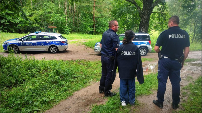 Zdezorientowana 17-latka na leśnych mokradłach. Znaleźli ją bytowscy policjanci