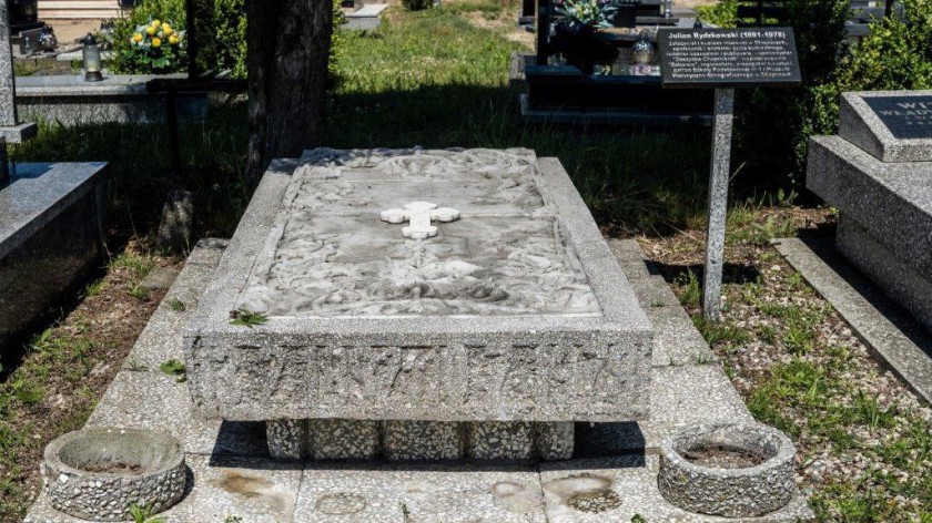 Na chojnickim cmentarzu komunalnym trwa renowacja nagrobków zasłużonych chojniczan