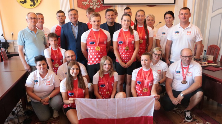 Włodarze miasta i powiatu pogratulowali człuchowskim kajakarzom potrójnego mistrzostwa Europy