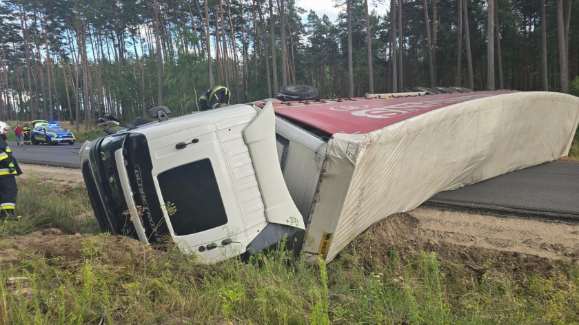 W Gutowcu wywróciła się ciężarówka. Alkotest wykazał blisko dwa promile alkoholu w organizmie kierowcy AKTUALIZACJA