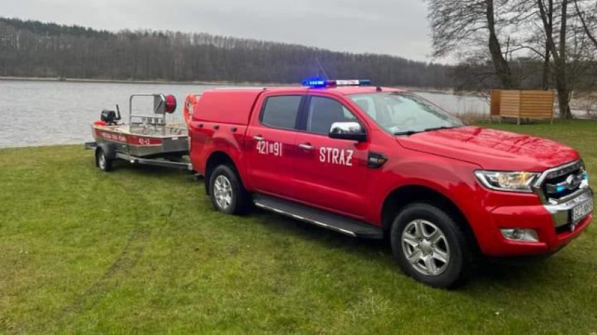 Trwają poszukiwania mężczyzny, który zniknął w wodach jeziora Okoń Duży w gminie Człuchów
