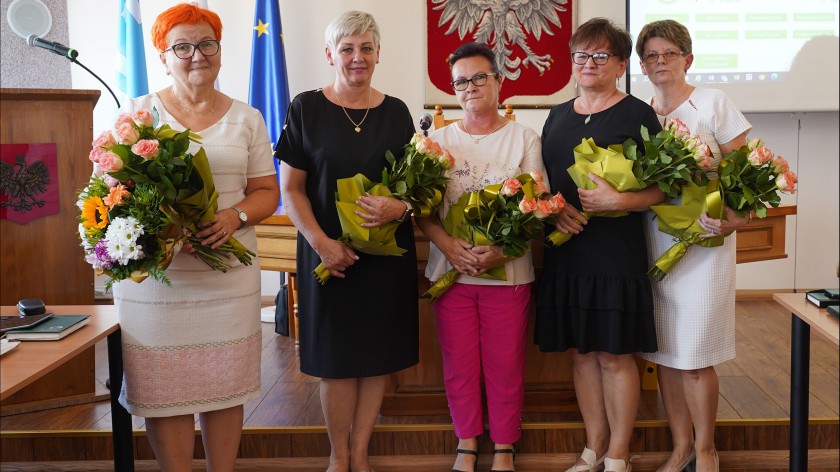 Sekretarz gminy, skarbnik, kierownik USC i dwie inne urzędniczki z gminy Rzeczenica przechodzą na emeryturę