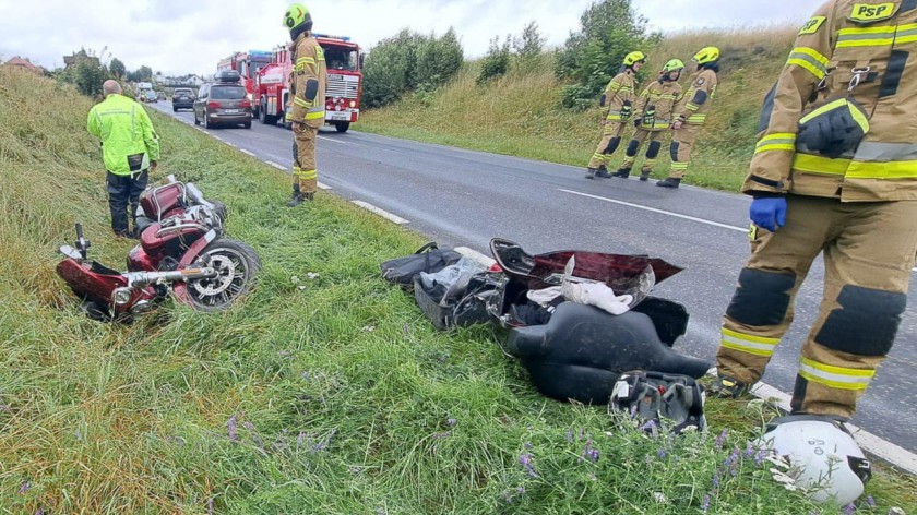 Pasażerka motocykla ucierpiała w wypadku na drodze wojewódzkiej 212 w okolicach Rekowa