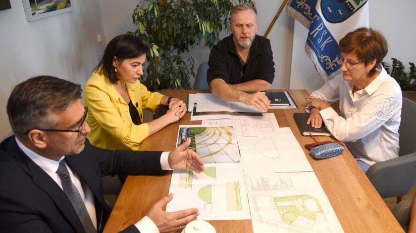 Burmistrz Czerska wprowadza zmiany w projekcie zadaszonego boiska przy szkole w Gotelpiu
