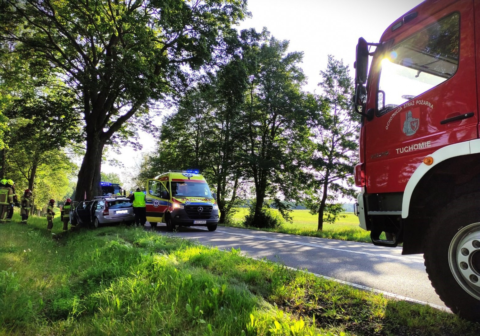 Volvo uderzyło w drzewo na drodze krajowej nr 20 pomiędzy Tuchomiem a Niezabyszewem. Pasażerka trafiła do szpitala (FOTO)