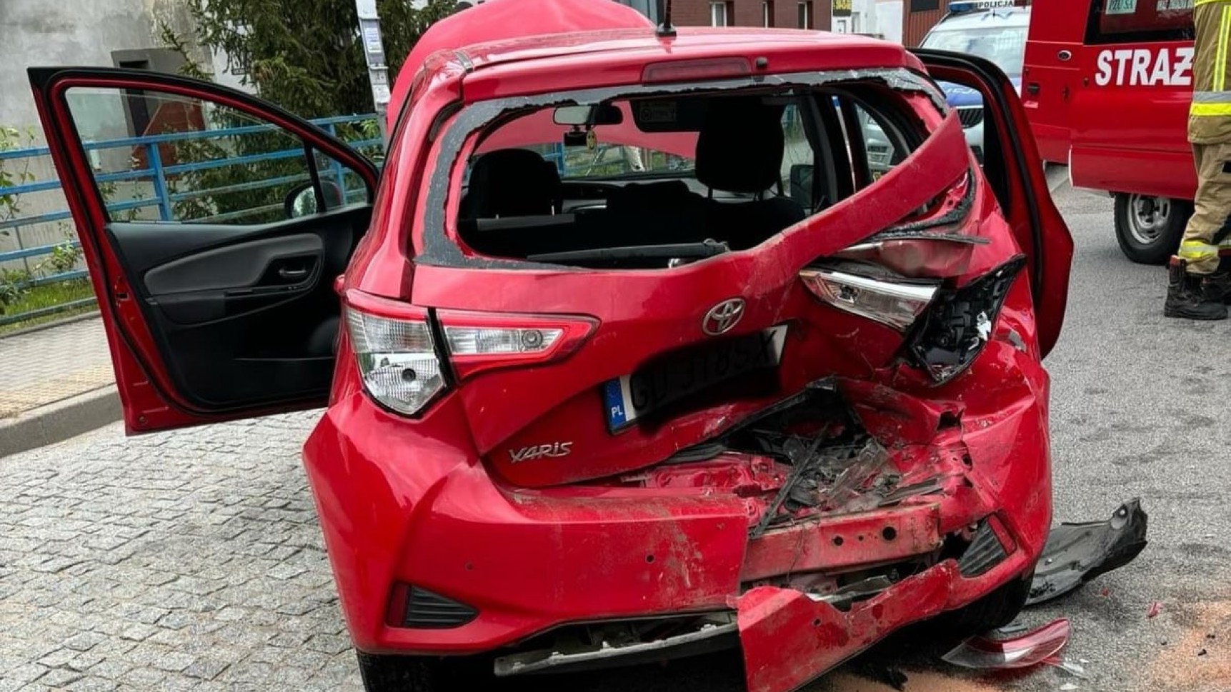 Trzy samochody zderzyły się w Nowej Karczmie. Peugeot uderzył w toyotę, a ta w renault (FOTO)
