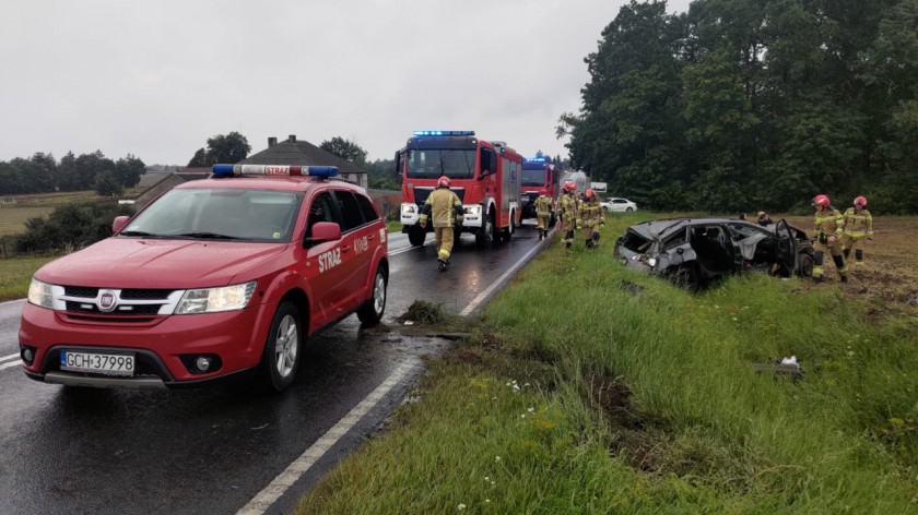 Dwie kolizje w jednym miejscu w Pawłowie. Pijany kierowca dachował, kobieta uderzyła w wóz straży pożarnej