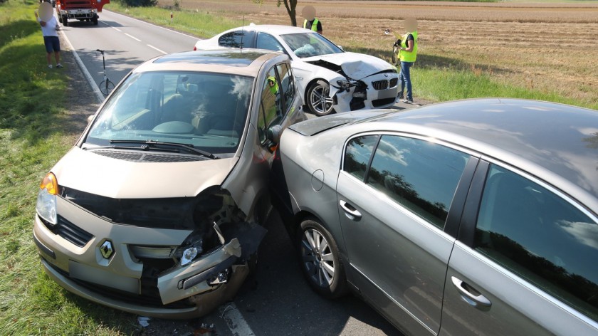 Kierowca bmw nie zachował bezpiecznej odległości. Cztery samochody zderzyły się na drodze krajowej nr 25 w Ględowie pod Człuchowem FOTO