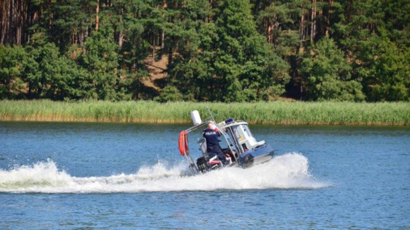 Akweny Jezior Wdzydzkich pod kontrolą kościerskich policjantów. Zwracają uwagę na żeglarzy i wędkarzy