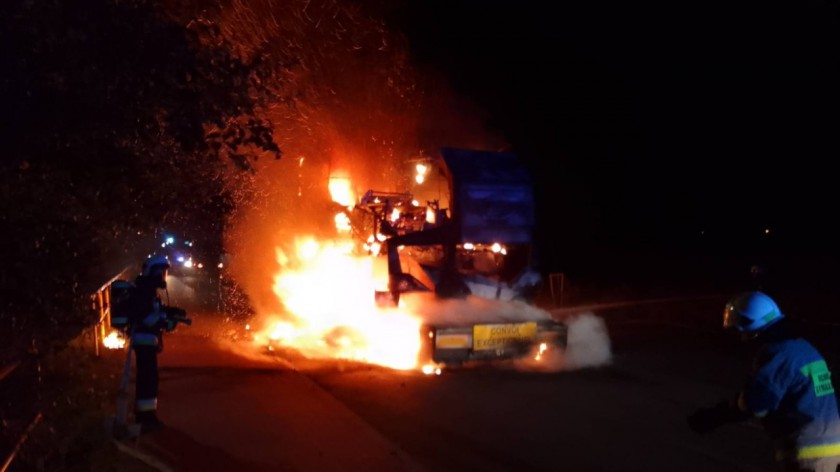 Pożar lawety z kombajnem rolniczym w Malachinie, w gminie Czersk. Straty wyceniono na kilkaset tys. zł