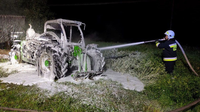 Pożar ładowarki teleskopowej w Tuchomku w gminie Tuchomie. Straty wyniosły 250 tys. zł