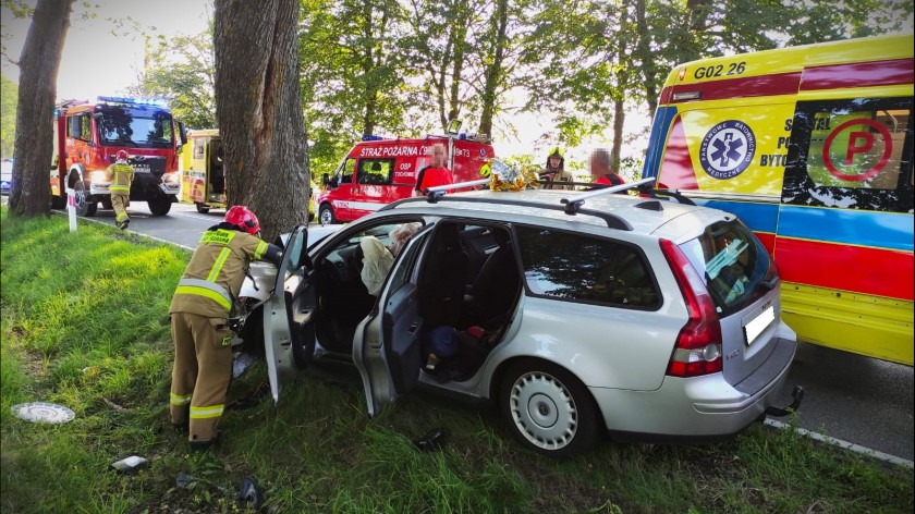Volvo uderzyło w drzewo na drodze krajowej nr 20 pomiędzy Tuchomiem a Niezabyszewem. Pasażerka trafiła do szpitala FOTO