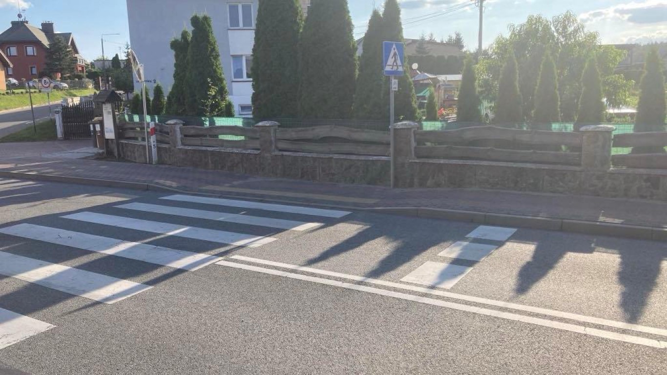 Radni i mieszkańcy Skorzewa apelują o modernizację przejścia dla pieszych przy drodze wojew&oacute;dzkiej 214. Jest odpowiedź zarządcy drogi