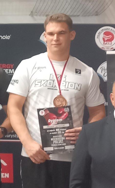 Marta Prill z Gardy Byt&oacute;w i Paweł Wardyn z Boksera Chojnice z medalami Młodzieżowych Mistrzostw Polski w Boksie
