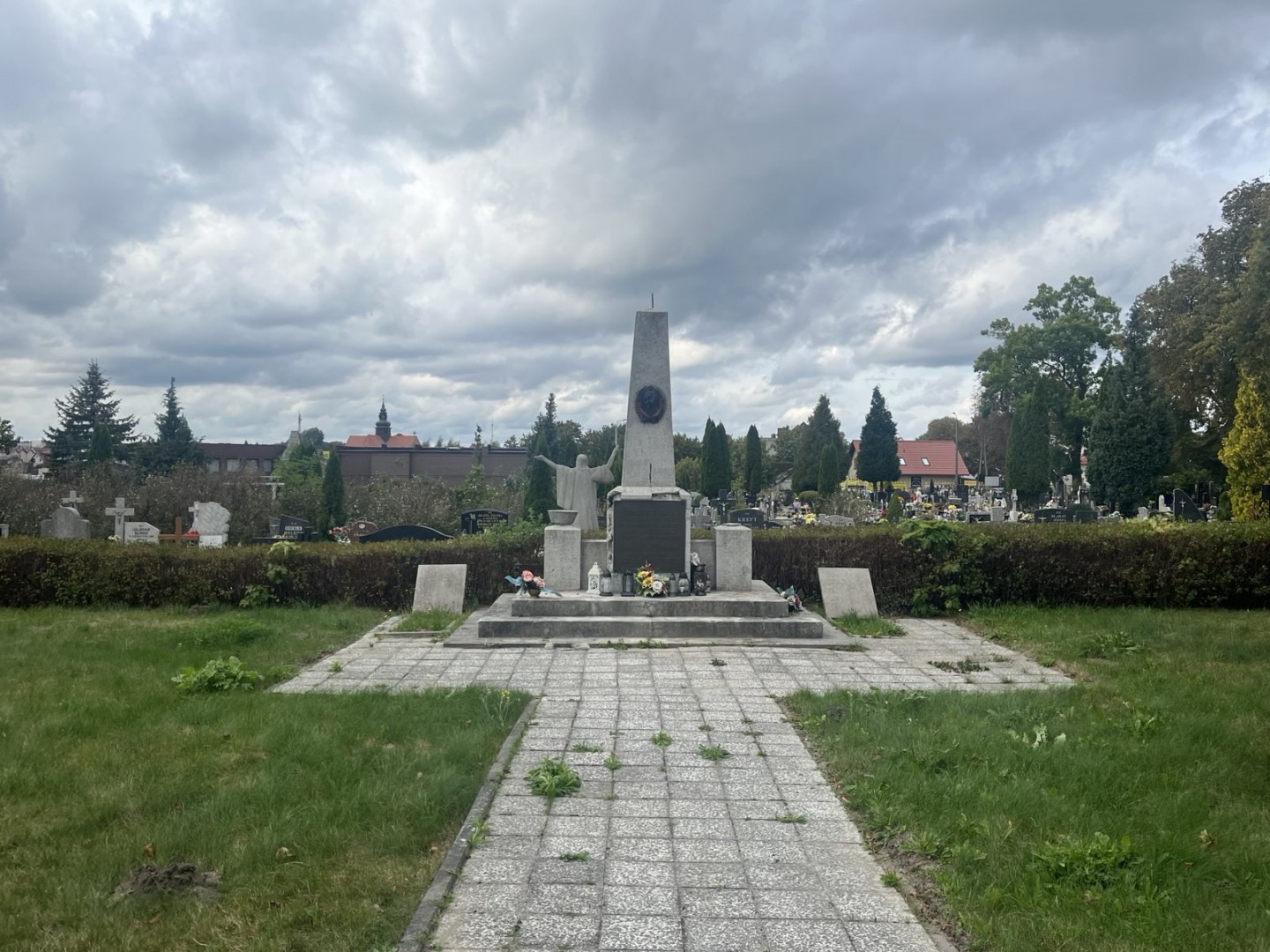 Na cmentarzu w Kościerzynie ktoś zniszczył płytę upamiętniającą radzieckich żołnierzy