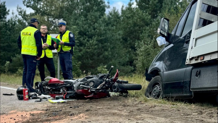 Tragiczny wypadek w powiecie bytowskim. Nie żyje 58-letni motocyklista, który zderzył się z dostawczym mercedesem FOTO