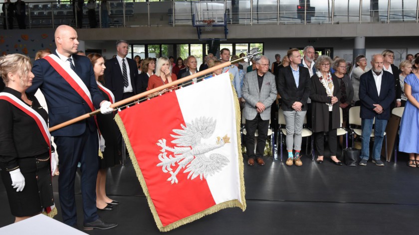 Potrójna uroczystość w chojnickim &quotMedyku". Szkoła obchodzi 50-lecie istnienia, nadano jej imię i sztandarFOTO