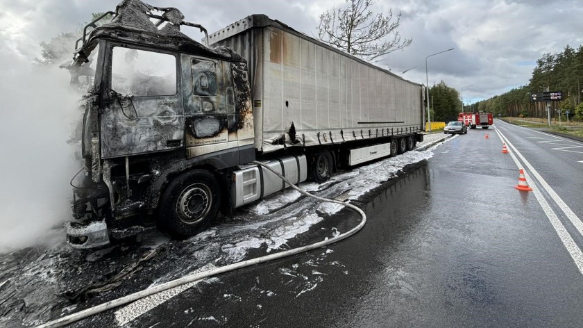 Pożar kabiny samochodu ciężarowego na drodze krajowej 22 w Buszkowie