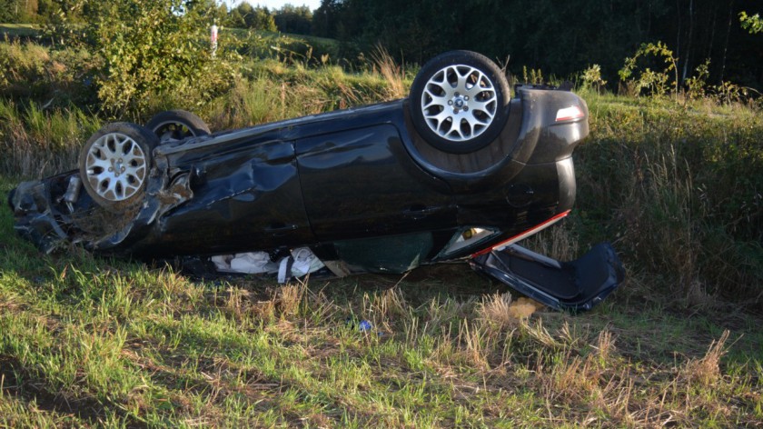 Kierowca forda stracił panowanie nad autem i dachował w rowie. Wydmuchał prawie 3 promile alkoholu