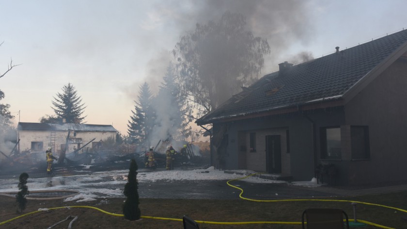 Poważny pożar zabudowań w Przechlewie. Z ogniem walczy obecnie 12 zastępów straży pożarnejAKTUALIZACJA, FOTO
