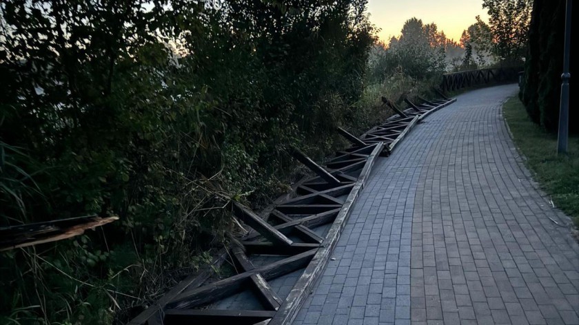 Policja w Tucholi bada okoliczności kolejnego aktu wandalizmu w otoczeniu miejskiego akwenu