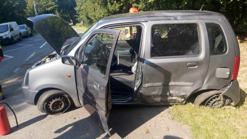 Kolizja na drodze wojewódzkiej 201 w Biernatce w gminie Czarne. Opel wpadł tu do rowu