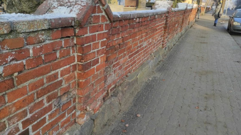 Czerska parafia zrealizuje renowację muru cmentarnego w centrum miasta. Zabytkowe ogrodzenie już się rozsypuje