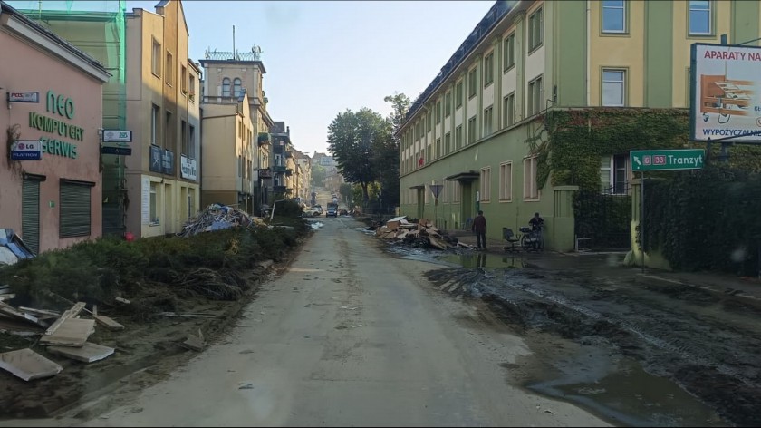 Strażacy ochotnicy z Sępólna Krajeńskiego dojechali z pomocą dla powodzian w powiecie kłodzkim FOTO