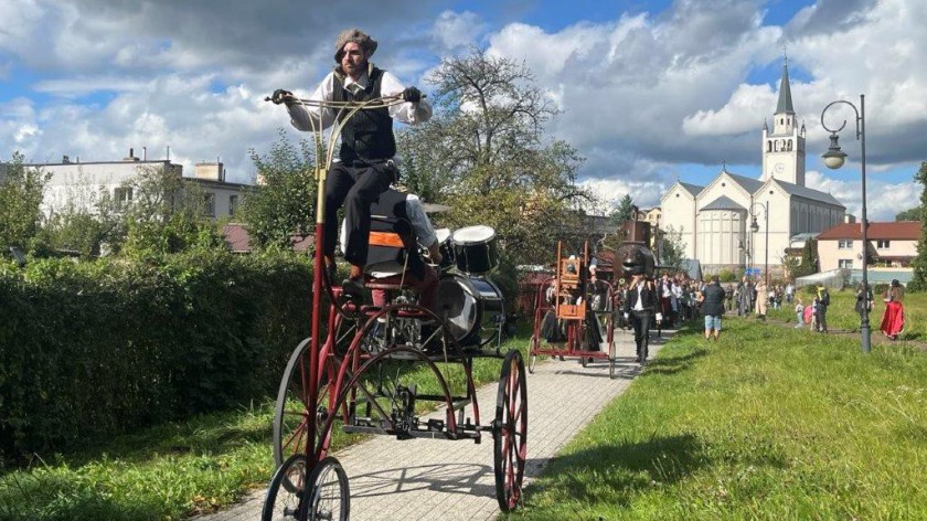 Wielkie święto teatru w Bytowie.  W południe ulicami miasta przeszła kolorowa parada FOTO